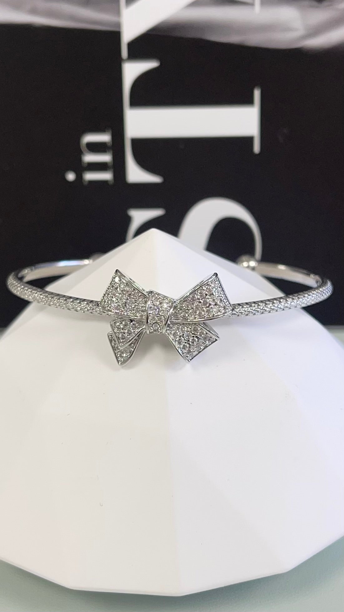 Bow Quartz Cuff Silver