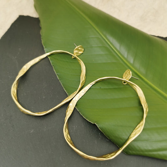 Thin Wave Oval Gold Earring