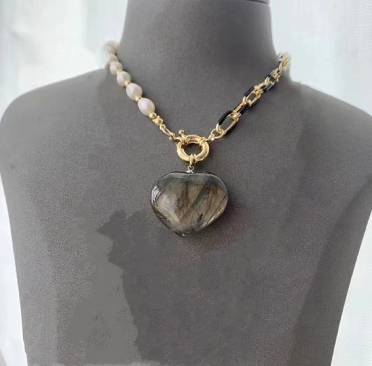 Heart Stone Black With Pearls Gold Necklace