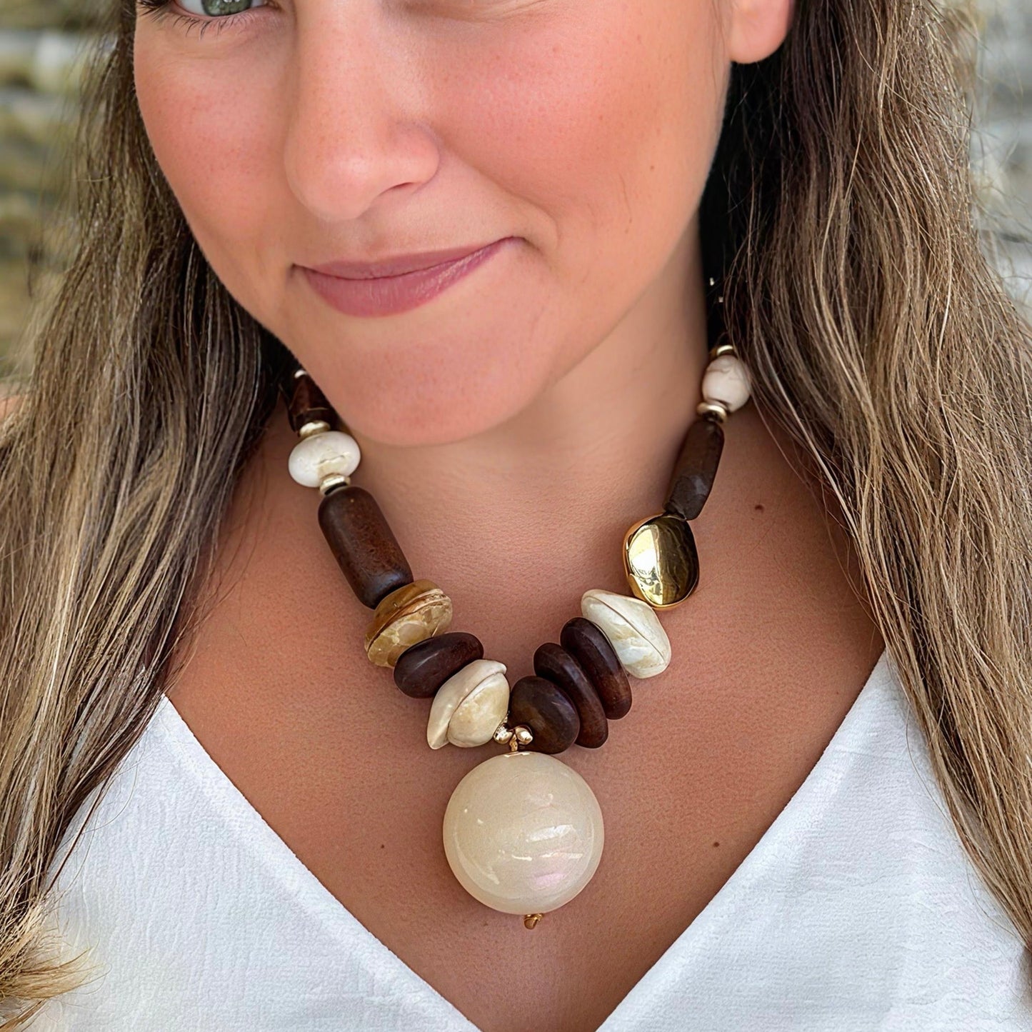 Tornasol Cream With Wood Necklace