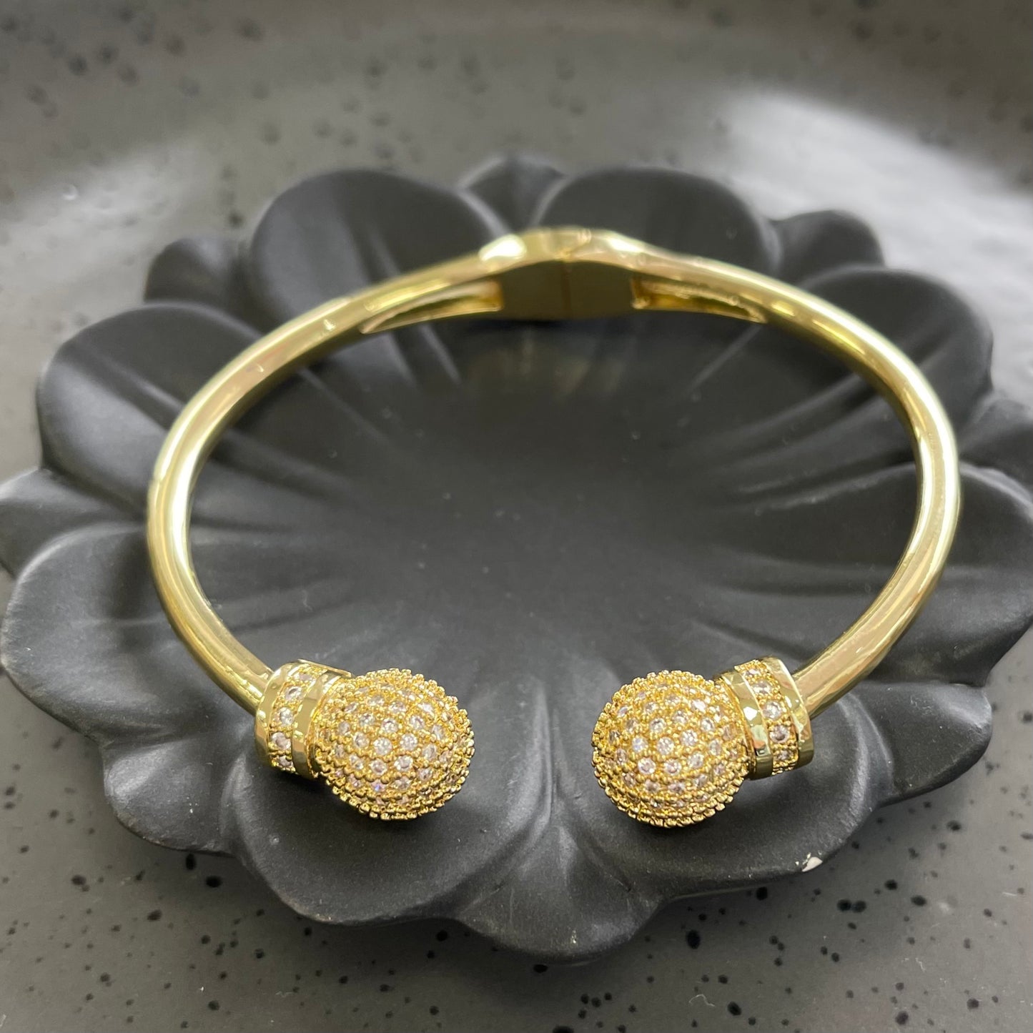 Cuff With Clear Quartz Gold